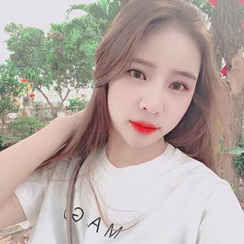 年轻的女孩在办公室推荐香水